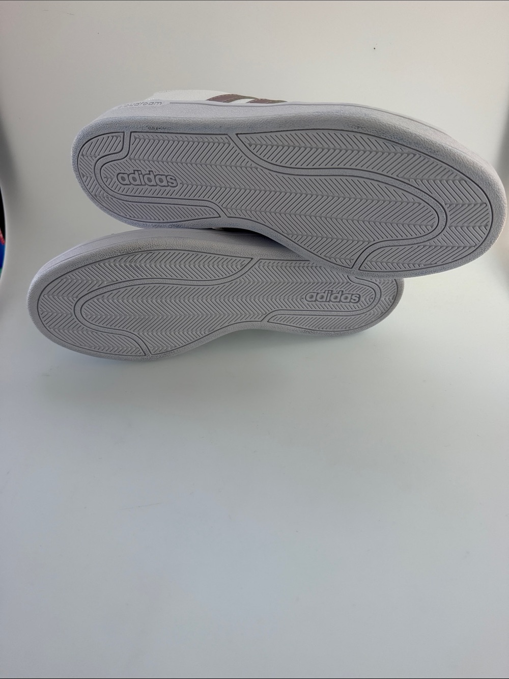 NEW Ladies size 7 cloud foam ortholite float white & gold stripe leather sneaker - Picture 4 of 7